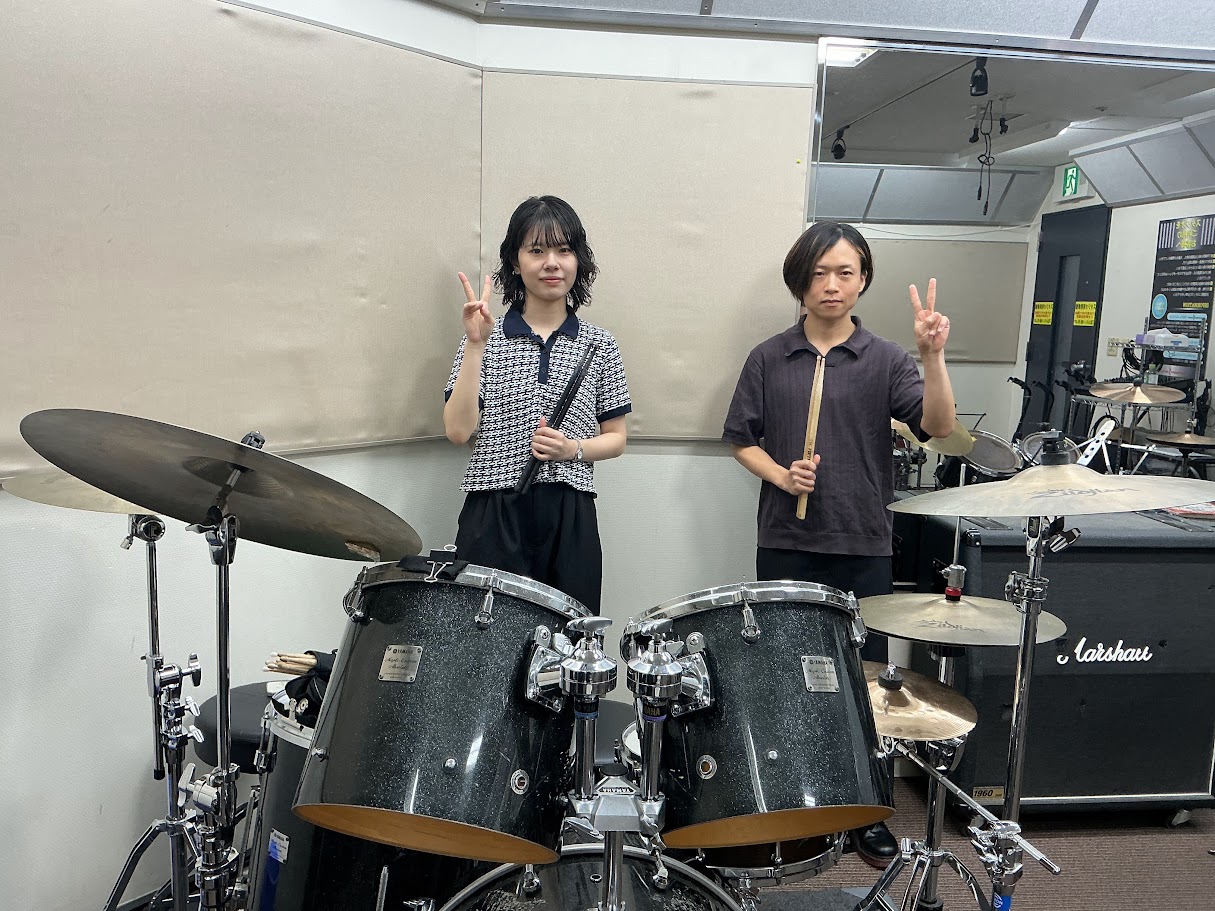 こんにちは！島村楽器 アミュプラザ鹿児島店の齋藤です。今回はドラム科講師 青山先生のレッスンを体験してみました。 レッスン紹介に入る前に、少しだけ私の音楽経験を紹介いたします。中学・高校では吹奏楽部で打楽器を、学生時代はバンドでドラムを担当していました！気付けばドラムを始めて10年目になります…！社 [&hellip;]