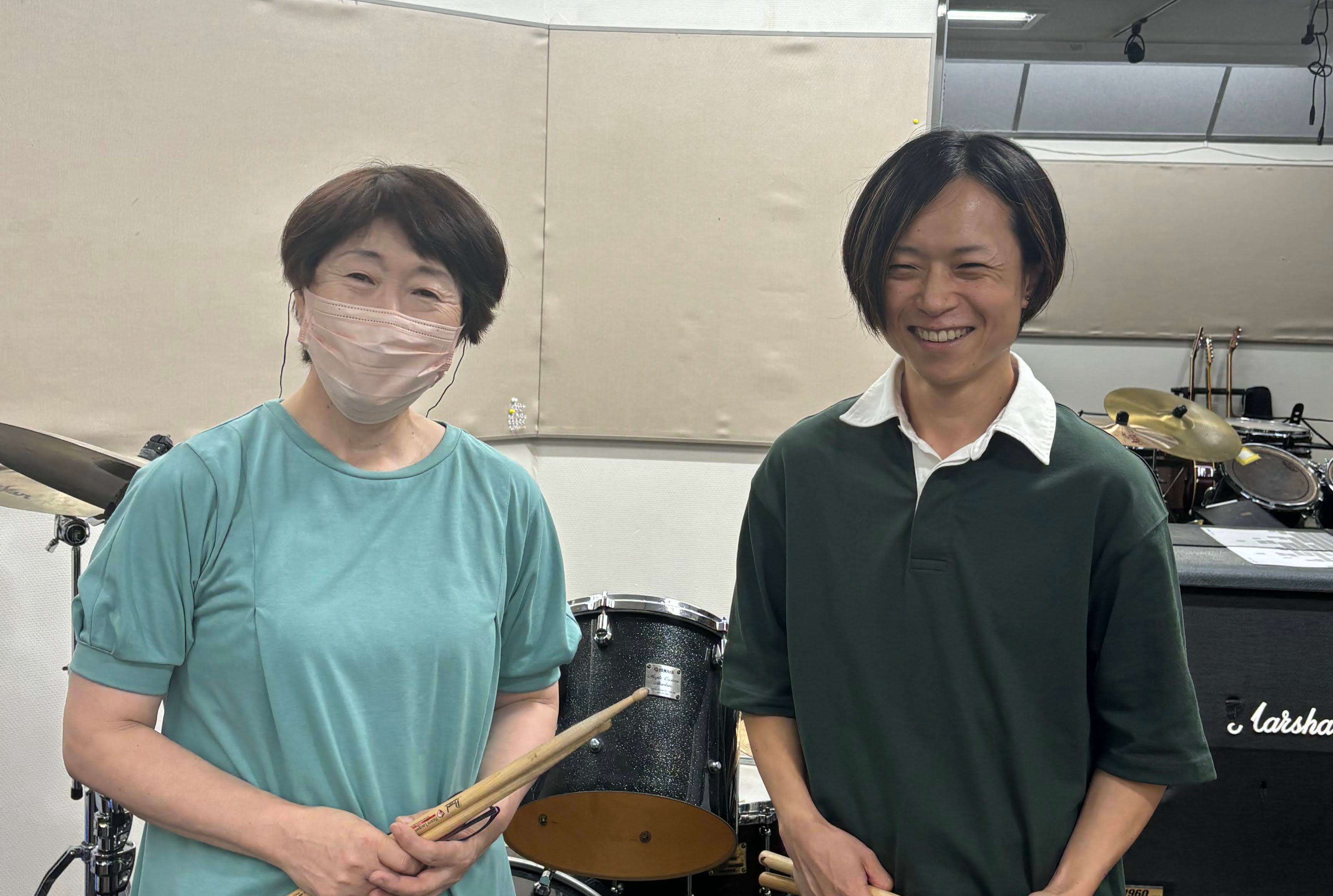 今回はドラム教室にお通いのT様にレッスンの様子をインタビューさせていただきました！いったいどんなレッスンをしているのか少し覗いてみましょう！ CONTENTS生徒様インタビュー　T様ドラム科講師スタッフ体験レッスンレポートお問い合わせ生徒様インタビュー　T様 1.ドラム教室に通おうと思ったきっかけ・ [&hellip;]