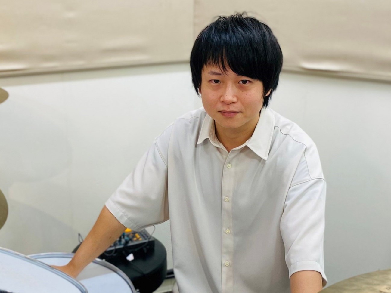 青山皓星（あおやま　こうせい）　担当曜日：水・木・金・土曜日 CONTENTS講師紹介コース概要体験レッスンのお申込み講師インタビューお問合せ講師紹介 講師プロフィール 中学校で吹奏楽部に入ったことをきっかけにドラムを始める。並行してロックバンドにも加入し、ライブ活動等に勤しむ。]]二十歳頃上京し、 [&hellip;]