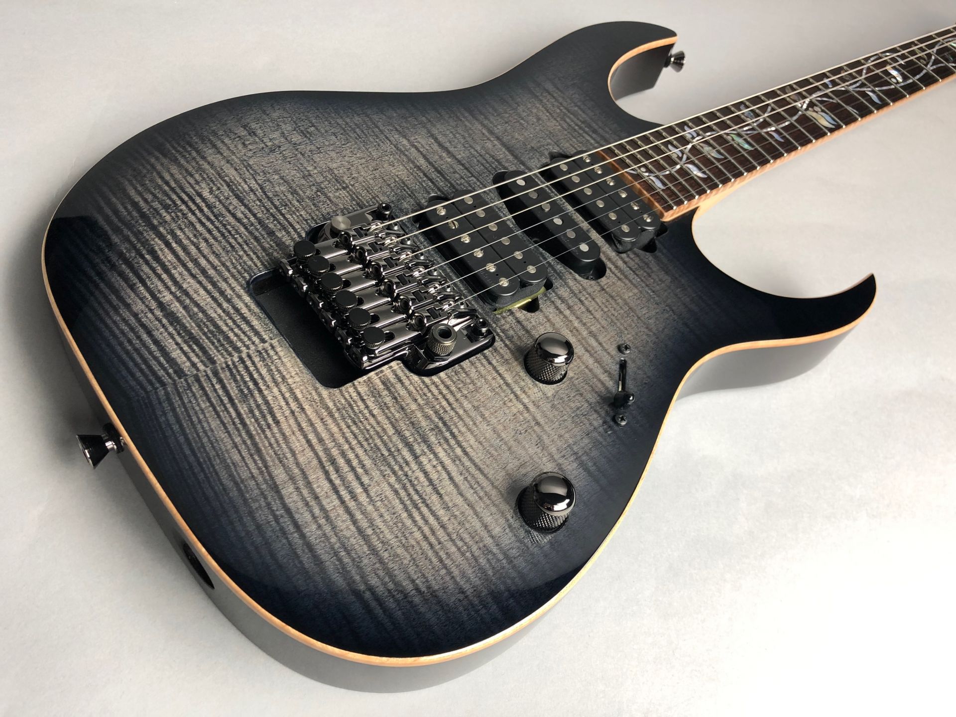 |*ブランド|Ibanez| |*型番|RG8570Z| |*商品の状態|新品| |*販売価格|[!￥283,500(税込)!]| |*付属品|保証書・ハードケース　　| |*お問合せ担当|北山（きたやま）までお問合せ下さい。| |*電話番号|076-289-0520| **Ibanez最高峰のエレ […]