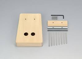 ①四角カリンバ ¥2,700(税込)楽器の音色をより大きく、豊かに響かせる共鳴箱のついたトレモロカリンバ。箱の穴を指であけたり塞いだりすると、ホワンホワンと音が震えるような“トレモロ効果”が楽しめます。
