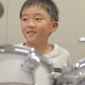 【金沢・かほく・津幡・内灘エリアの音楽教室】こどもドラム教室｜叩くよろこびが、自信に変わる。