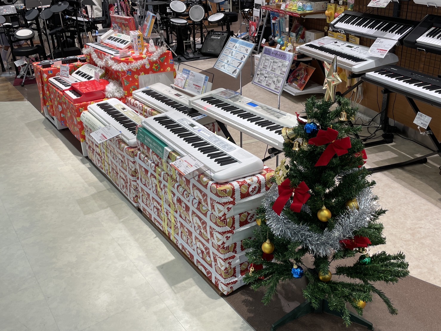 CONTENTSHAPPY MUSIC Xmas♪CASIOYAMAHA(ヤマハ)Rolandミニキーボード番外編：ミニピアノHAPPY MUSIC Xmas♪ もうすぐクリスマス♪プレゼントは何にしようか悩みますね。皆さまはもうお決まりになられましたでしょうか？まだまだお考えの方！クリスマスプレゼ […]