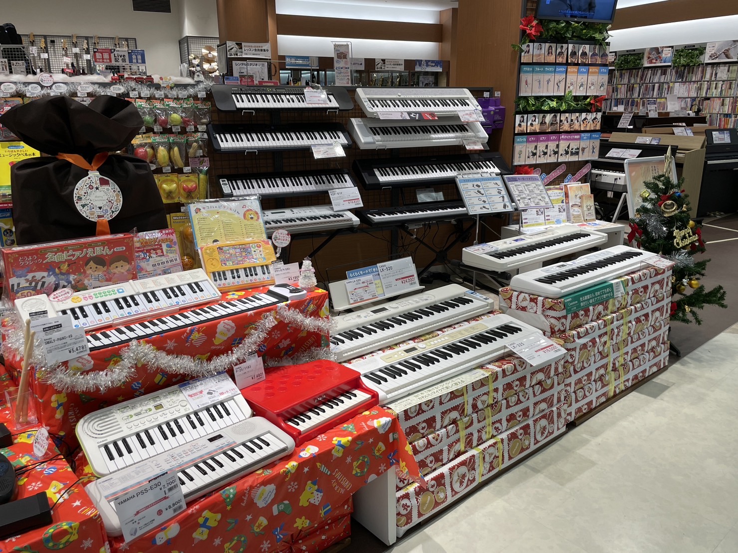 こんにちは！島村楽器イオンモールかほく店、キーボード担当の大森です！ クリスマスがだんだん近づいてきましたね♪ プレゼントにもおすすめの『キーボード』、お子様向けから大人の趣味用まで幅広くご紹介いたします！ まずは今がお買い得の特価品から！　 光る鍵盤の最新機種はこちら！ 次はおすすめの88鍵キーボ […]