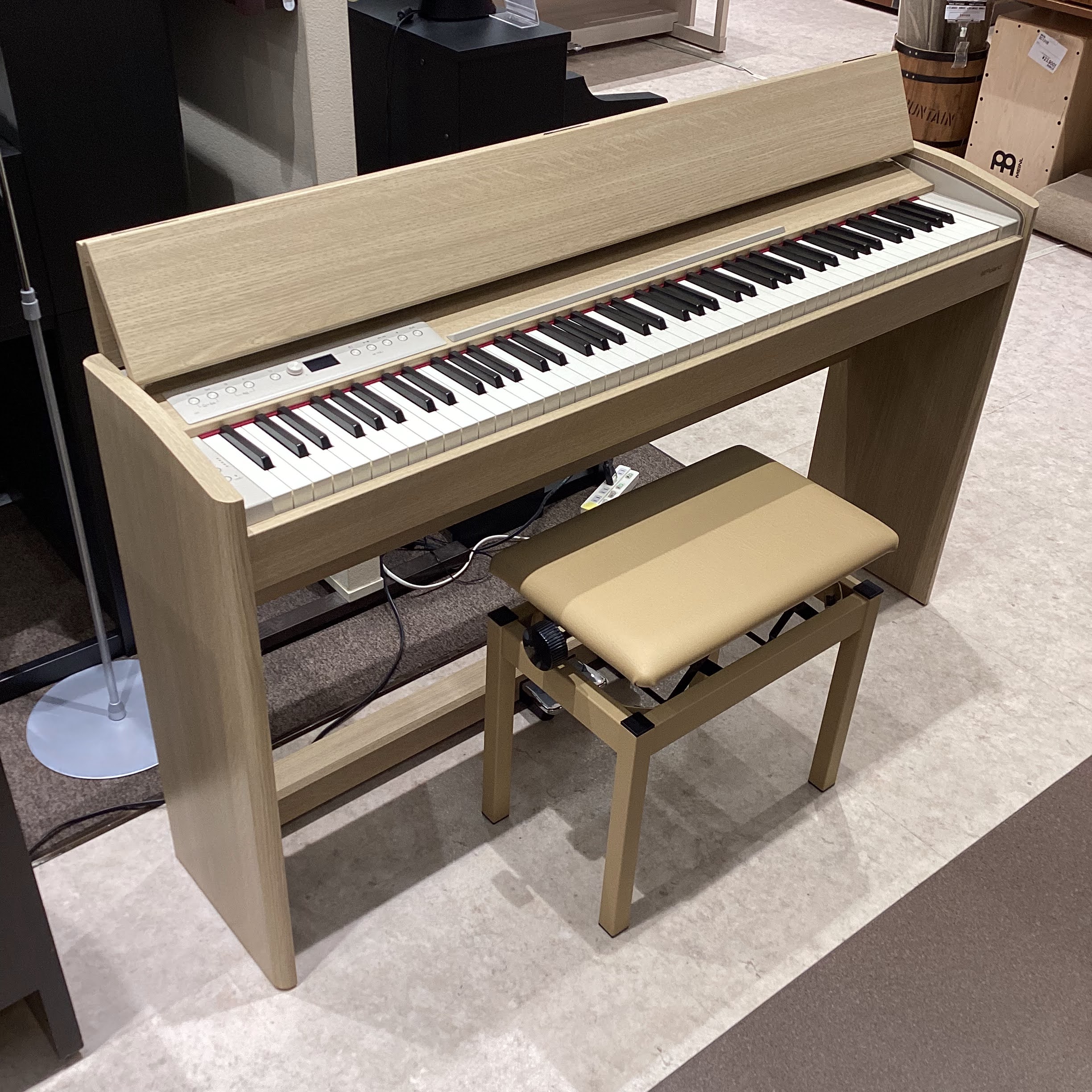 中古電子ピアノRoland　F701/LA（ライトオーク調）　※2021年製造