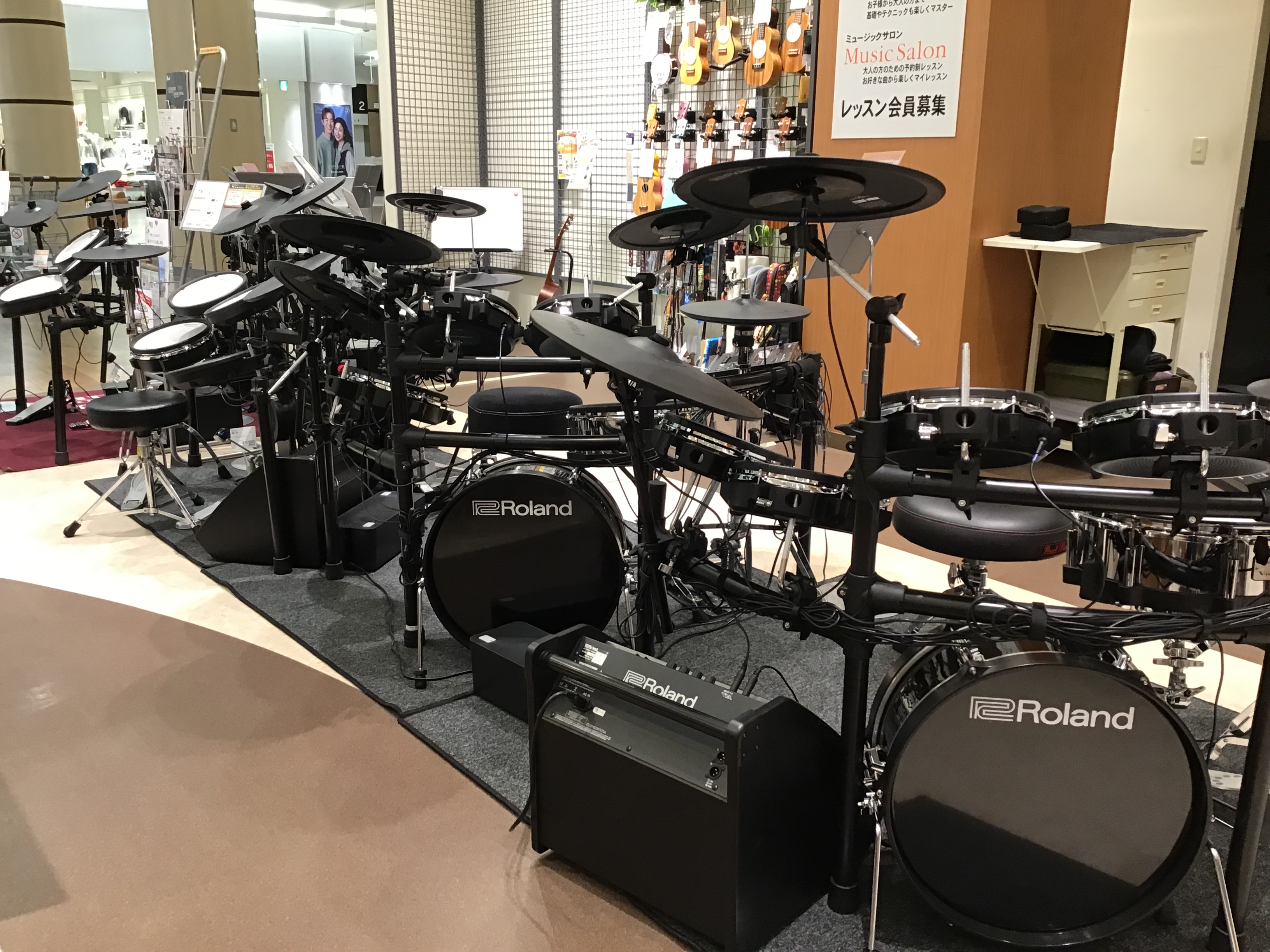 こんにちは！島村楽器イオンモールかほく店の竹澤です！ 突然ですが皆さん！ドラムは好きですか？？？私は大好きです。 島村楽器イオンモールかほく店は、北陸地域で見てもドラムやその関連商品について豊富な品揃えを誇っておりますので、あなたにぴった りの機材が見つかるかもしれません！ さらに、当店にはドラムの […]