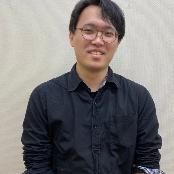 【スクール講師】<br />
鳥内　海治志（とりうち　みちゆき）<br />
<br />
担当コース：キッズギター・アコースティックギター・エレキギター<br />
開講日：（日）2/8・15・22