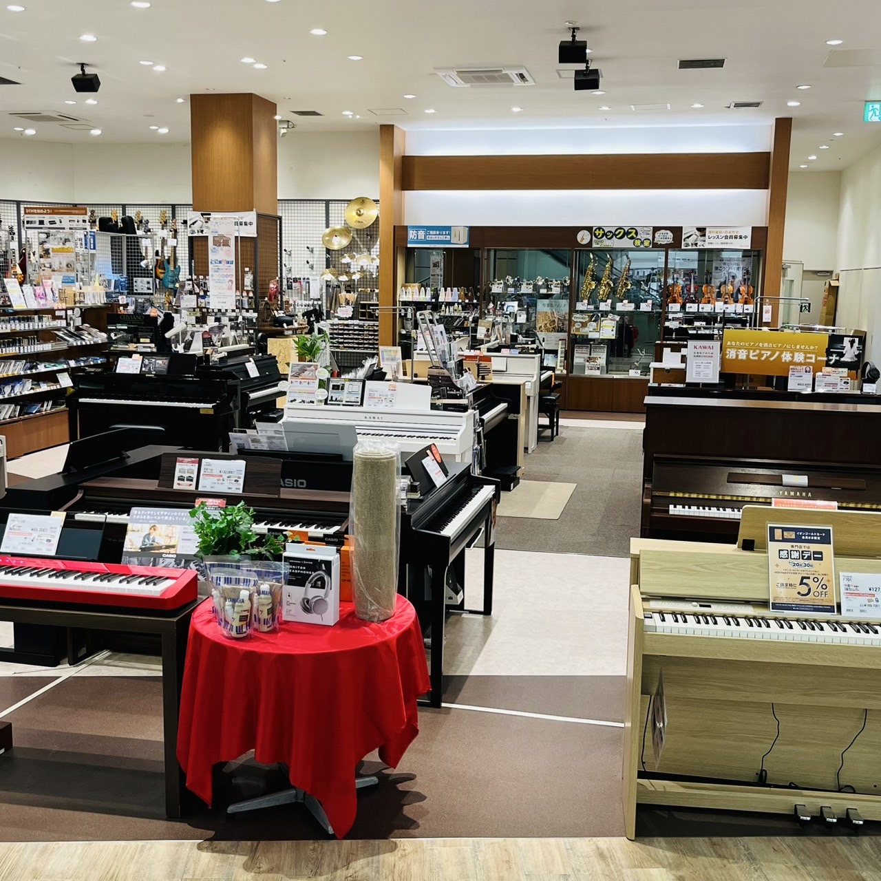 島村楽器イオンモールかほく店ではアップライトピアノ、電子ピアノを合わせて30台以上を展示しております。ご試弾、ご選定もゆっくり行っていただけます。北陸でピアノをお探しの方は、ぜひ島村楽器イオンモールかほく店へお越しください！専門のスタッフが詳しくご案内いたします。どんなことでもご相談ください！ CO […]