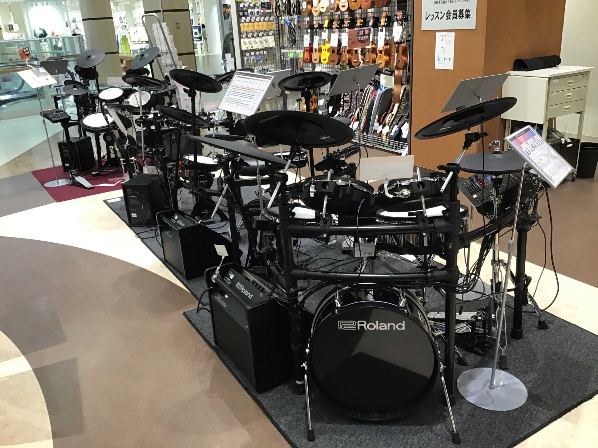 富山・石川エリアで電子ドラムをお探しなら、島村楽器イオンモールかほく店へ。Roland・YAMAHA・Donnerなど主要ブランドを展示中。実際に叩いて体感・比較できる環境で、ドラム上級アドバイザーが「後悔のない一台」選びをサポートします。ブランドごとの“打感や反応の違い”を、ぜひ店頭でご体感くださ […]