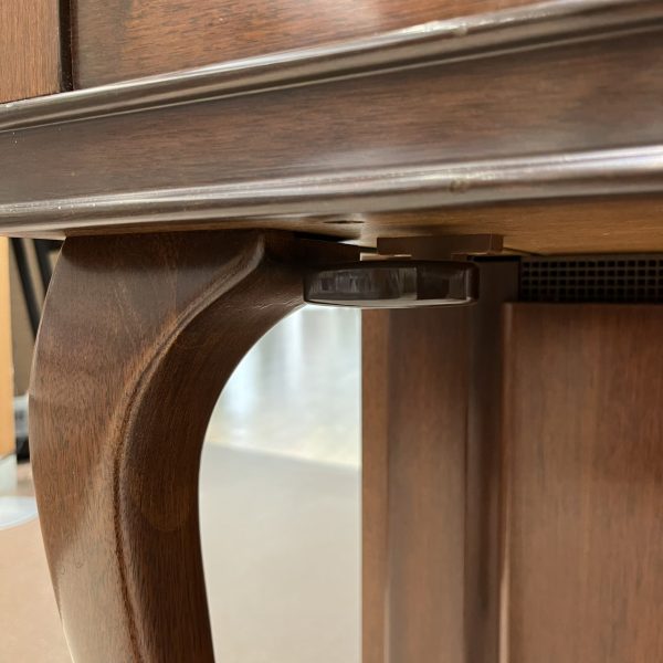 グランドピアノと同じ『ソステヌートペダル』が採用されていることにより、通常アップライトに搭載されているマフラー機能はハンドマフラーというレバーを引くことで弱音になります