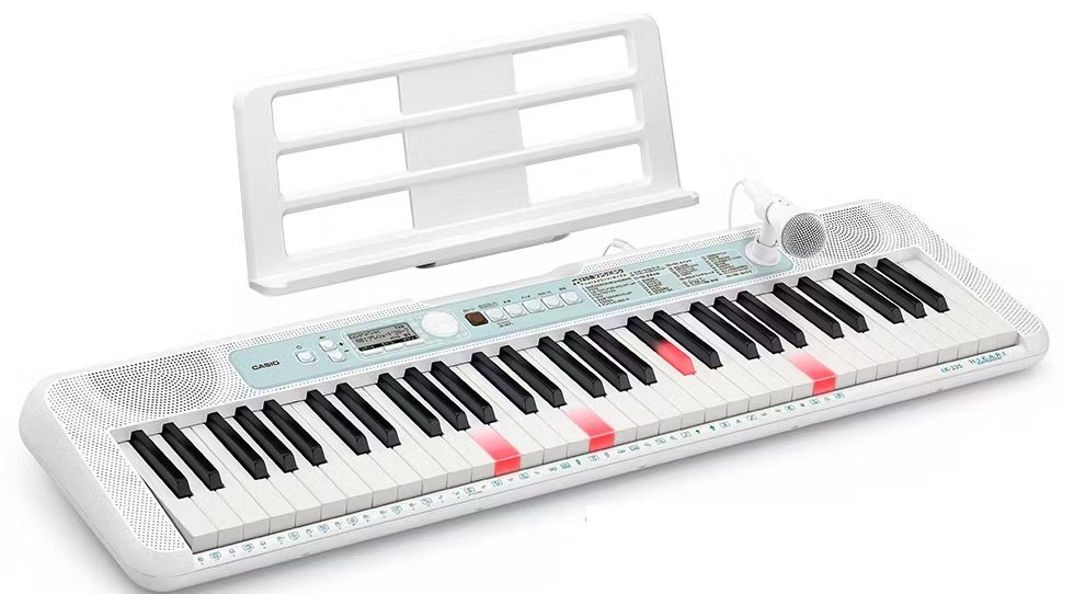 光る鍵盤で楽譜が読めなくても演奏を楽しむことができる61鍵キーボード。CASIO / LK-335