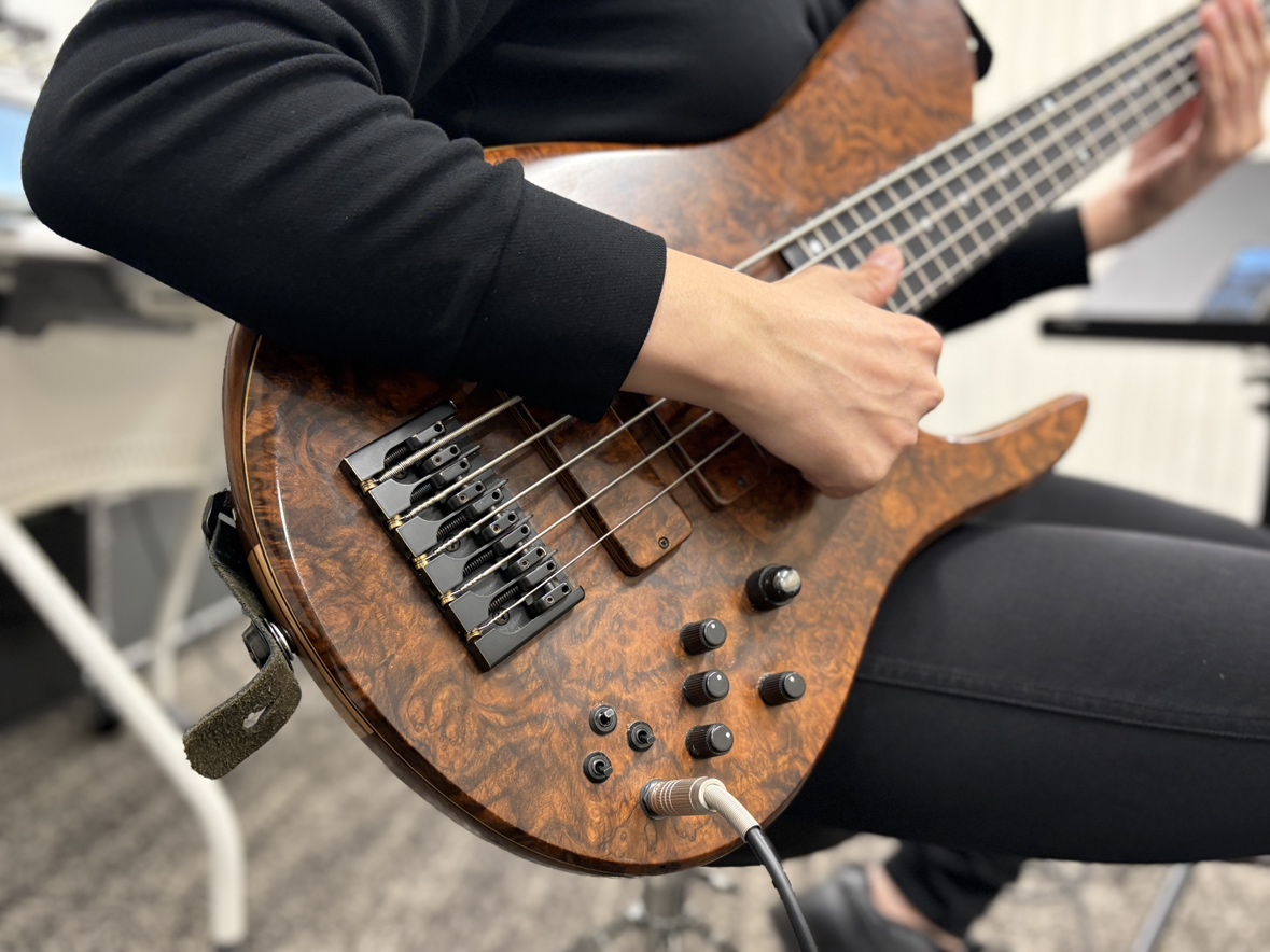 マークイズ葛飾かなまち店の音楽教室は金町だけでなく、新宿、水元、松戸からもお越しいただいております！✔スラップに挑戦してみたいけど、やり方がわからない。✔見様見真似でやってみたものの挫折した。誰もが憧れるスラップマスターを恩田先生のレッスンで目指してみませんか？今なら入会金不要、一か月のお月謝で3回 [&hellip;]