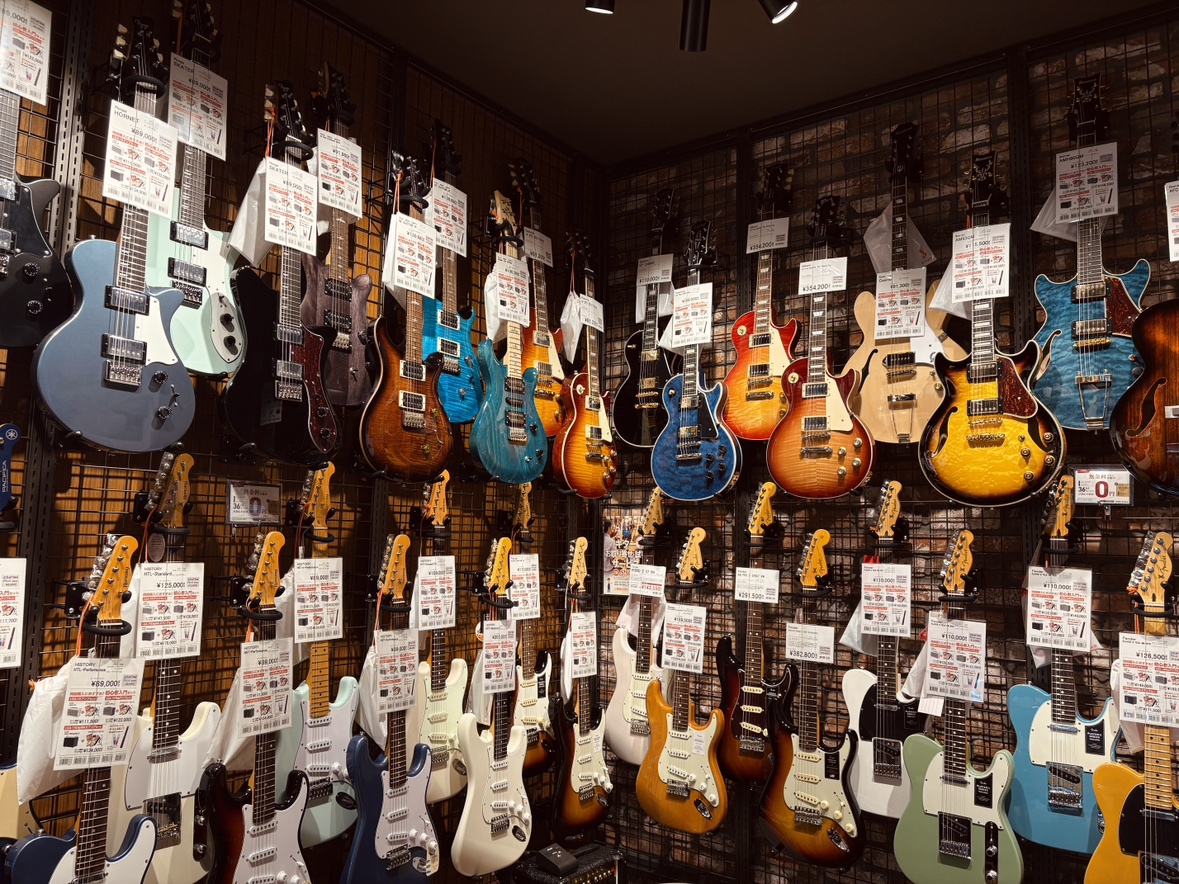 島村楽器マークイズ葛飾かなまち店ではギターの修理、調整を承っております。弦交換やネック、弦高の調整など簡単な作業は店頭で作業が可能です！ギター、ベースの弾きづらさなどでお困りの方はお気軽にご相談ください！！ CONTENTS店頭で可能な作業一覧作業スタッフご紹介お問い合わせ店頭で可能な作業一覧 その [&hellip;]