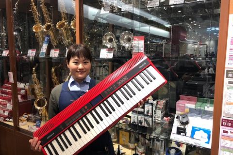 スタッフ写真 電子ピアノ、金管楽器、ヴァイオリン 小林