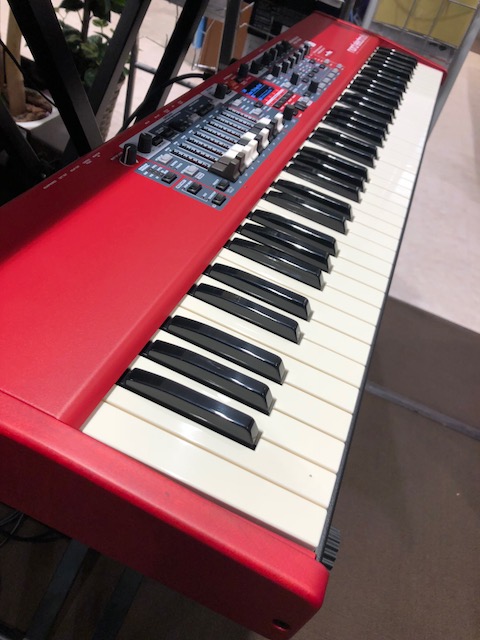 *今月発売のNord Electoro6が店頭に！！金沢フォーラスでお試し頂けます！ *主な変更点 音切れのないシームレスなプログラム切替え 3パートのマルチティンバー 3つのセクションはクロスフェード・オプションにて分割＆レイヤー可能 プログラムを希望の順序に素早く並べるオーガナイズモード 【オル […]