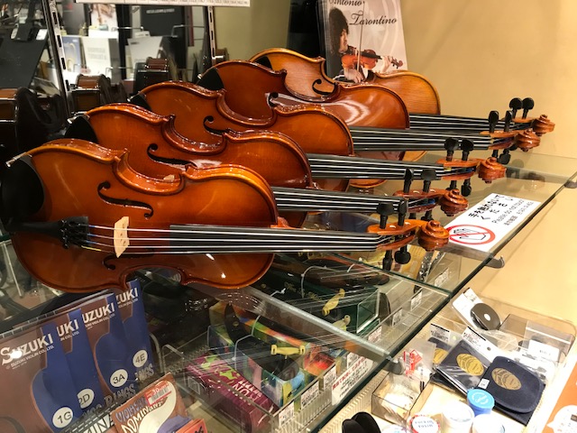 こんにちは。]]島村楽器金沢フォーラス店ヴァイオリン担当の小林です。]]春から新しくヴァイオリンを始める方も多いのではないでしょうか。]]何を揃えればいいのか、どんなのを買えばいいのかなんでもご相談下さい！ *分数ヴァイオリンとは？ ***お子様の身体の大きさに合わせて用意されているヴァイオリンを、 […]