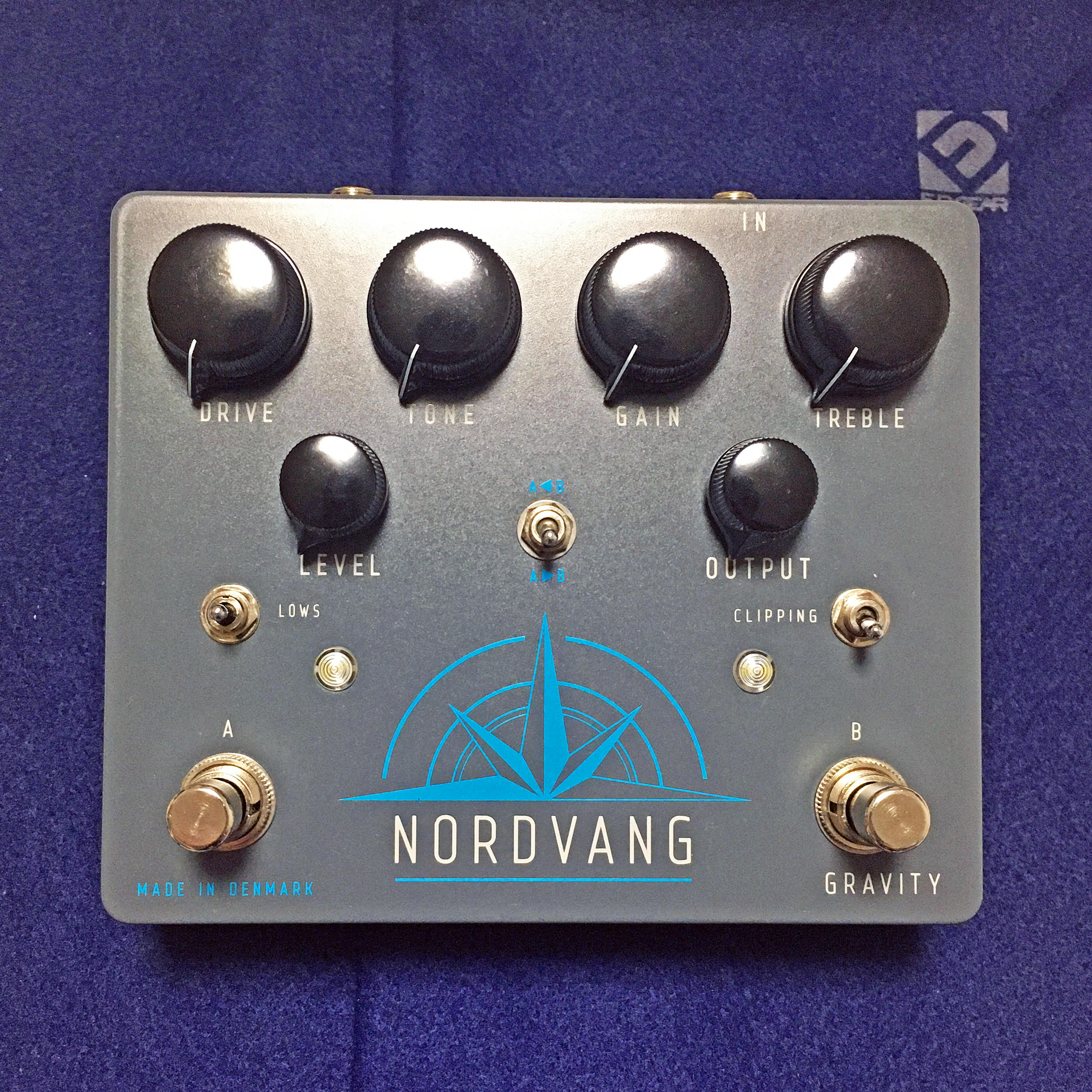 左でストラトを弾いているスタッフ " M " の私物です。NORDVANG CUSTOM / GRAVITY Ver 1.0
