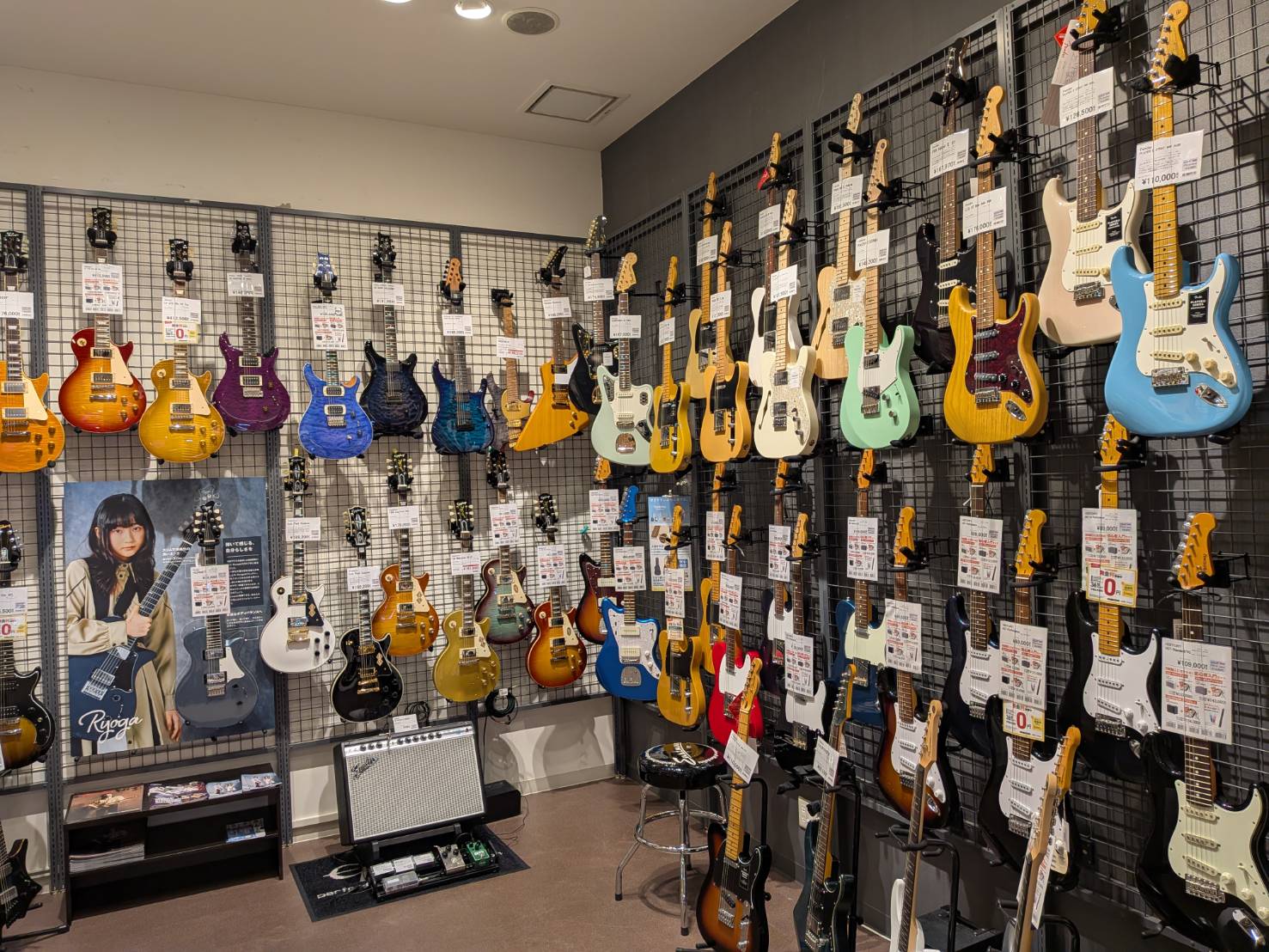 ご入学、ご進学、本当におめでとうございます！いよいよ始まる新しい学校生活。「軽音部に入ってギターを弾いてみたい！」「バンドを組んでステージに立ちたい！」そんなワクワクした気持ちで胸を膨らませている方も多いのではないでしょうか。 でも、初めての楽器選びには不安もつきものです。「ギターとベース、どっちが [&hellip;]