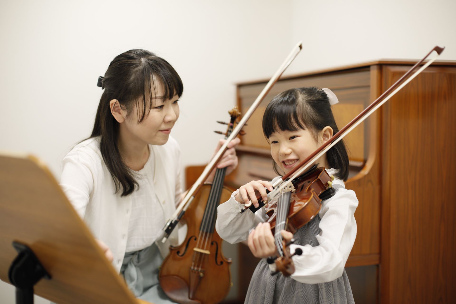 芸術の秋🍂音楽の秋♫ バイオリンを始めてみませんか？ 島村楽器 イオン葛西店では毎週月曜日、火曜日、土曜日にバイオリン教室を開講しております。 バイオリンには分数バイオリンがあり、お子様からでも楽しめる楽器になっております🎻 小さい頃からでも始められるの？分数バイオリンって何？？ このようにバイオリ […]