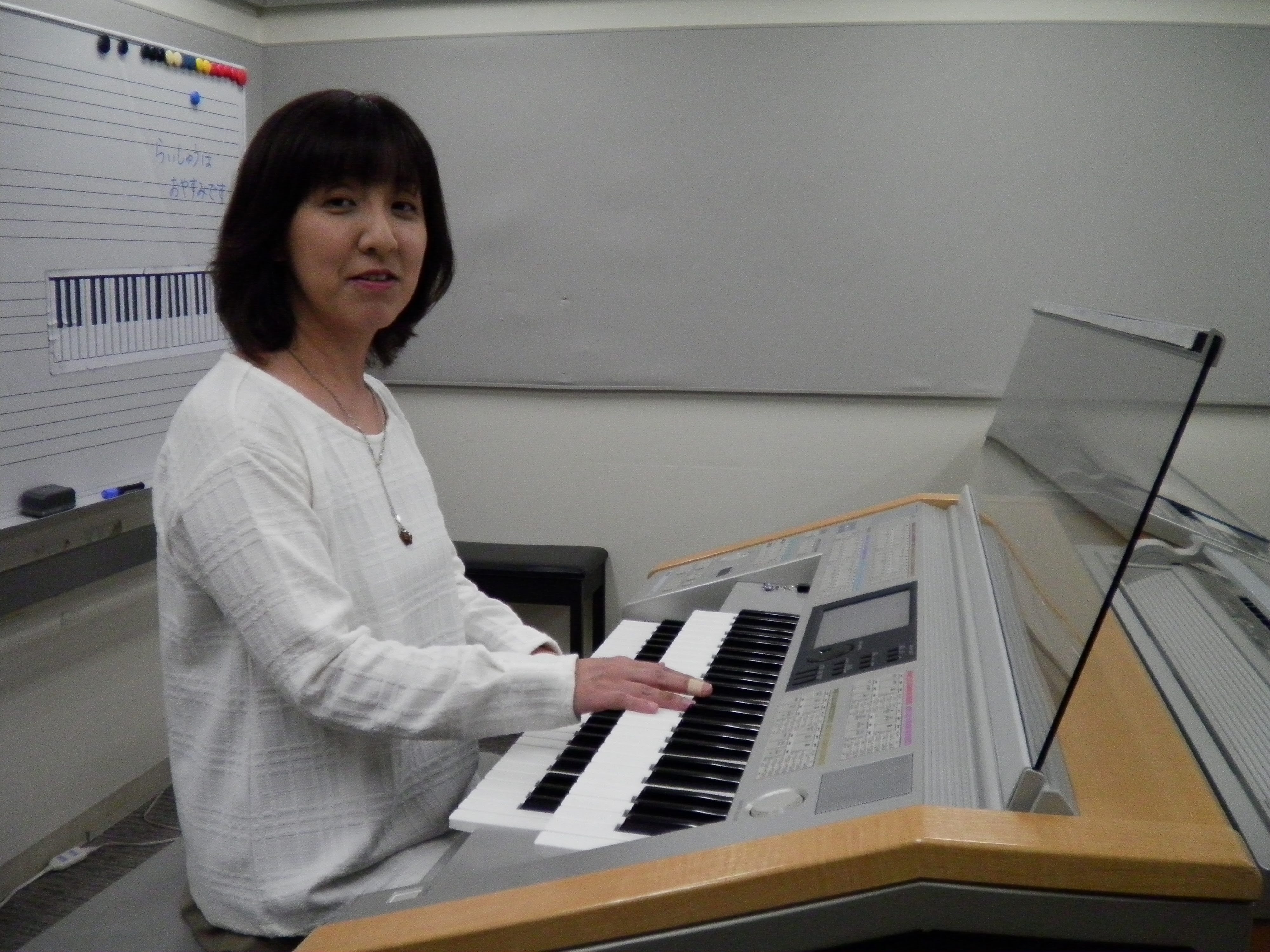 CONTENTS講師プロフィールコース概要講師プロフィール ヤマハ研修生コース卒業。エレクトーン・ピアノ・指導それぞれグレードも取得。自身も小1から音楽教室に通い、保護者としてもヤマハにかかわってきました。お子様が音楽と仲良くなれるよう、レッスン致します。 インタビュー Q.1先生は何歳から楽器を始 […]