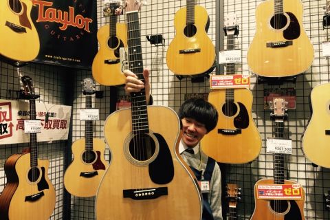スタッフ写真 アコースティックギター・エレキベース・ドラム・エフェクター 吉岡