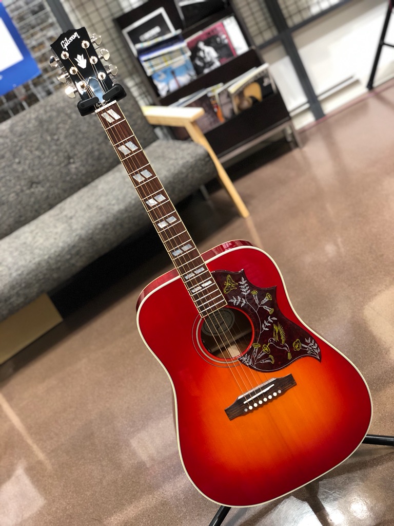 *最高のハミングバード、入荷致しました。 【Gibson】の【Hummingbird】が当店にも入荷しました！ 店頭では実際にお試しいただけます。 ぜひお気軽にご来店ください！ |*ブランド|*型名|*定価(税込)|*販売価格(税込)| |Gibson|Hummingbird|￥574,200|[! […]