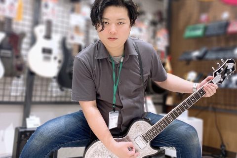 スタッフ写真 ギター・ベース・アンプ・エフェクター・DAW を承っております。 辻