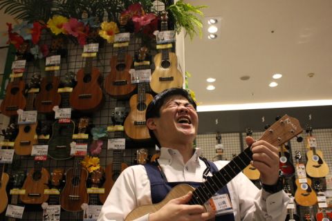 スタッフ写真 アコースティックギター・音楽教室 山﨑