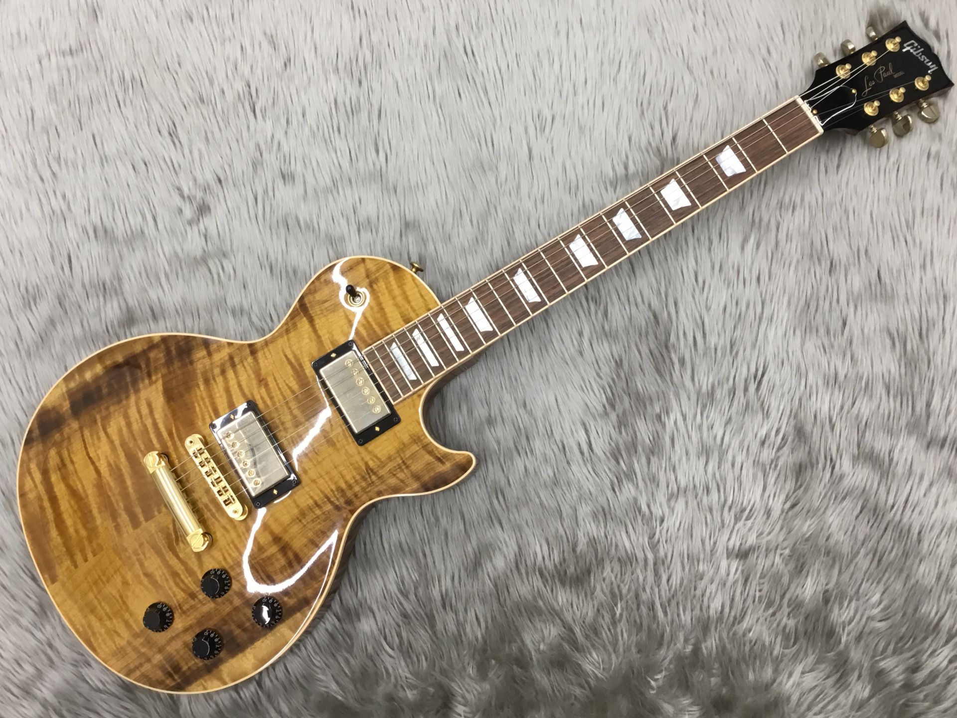 *Gibsonレスポール　現地買付商材を紹介！ ギター担当：大森（オオモリ）です！ 大森はテレキャスが好きでたまらない人間ですが、最近レスポールサウンドの曲を聴いてることもあり、今回は 珍しいレスポールを紹介します！ Gibsonのレスポールは年度毎に仕様が少しずつ違います！ その中でも現地買付の商 […]