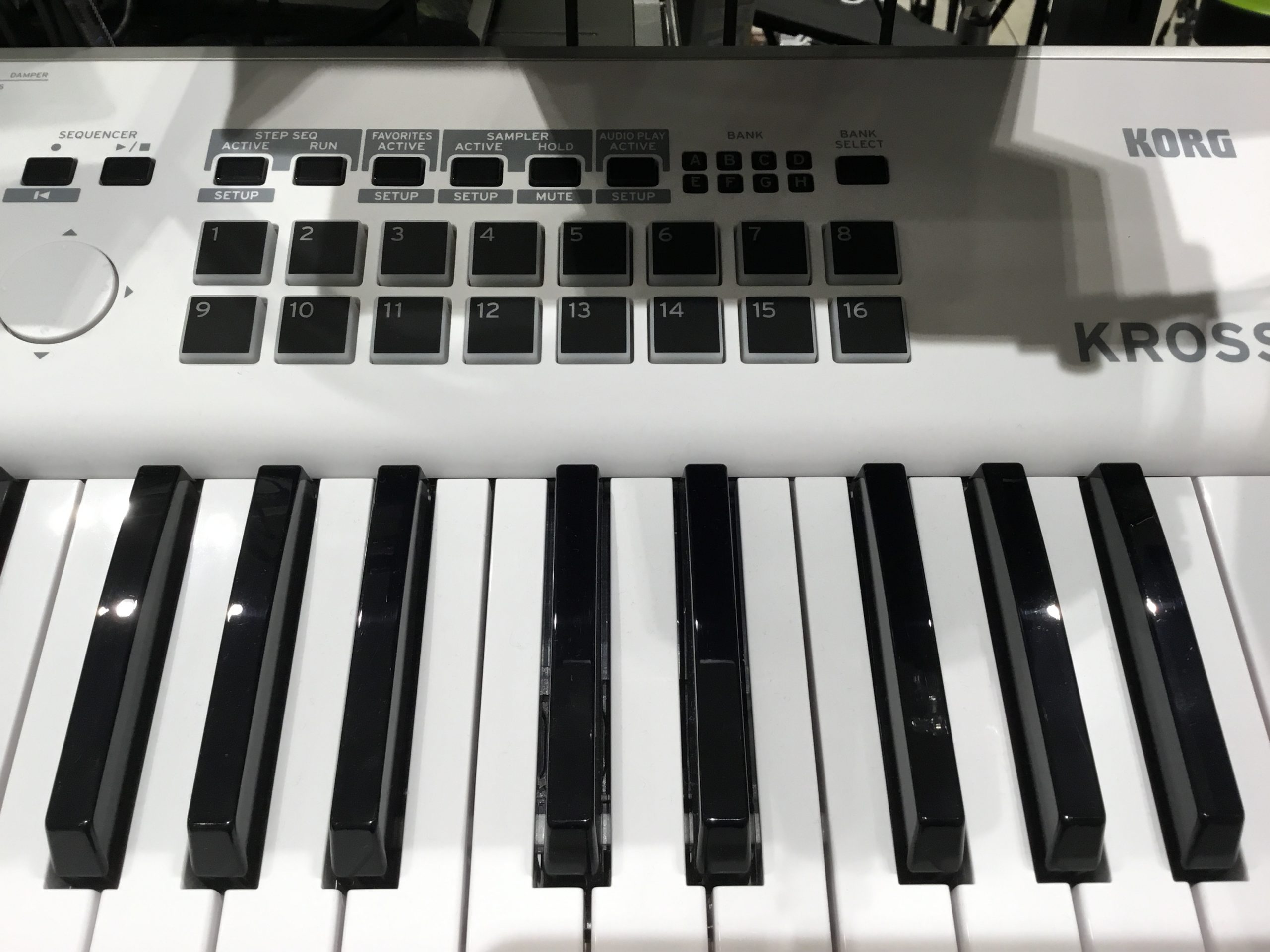 KORG　シンセサイザー　白色