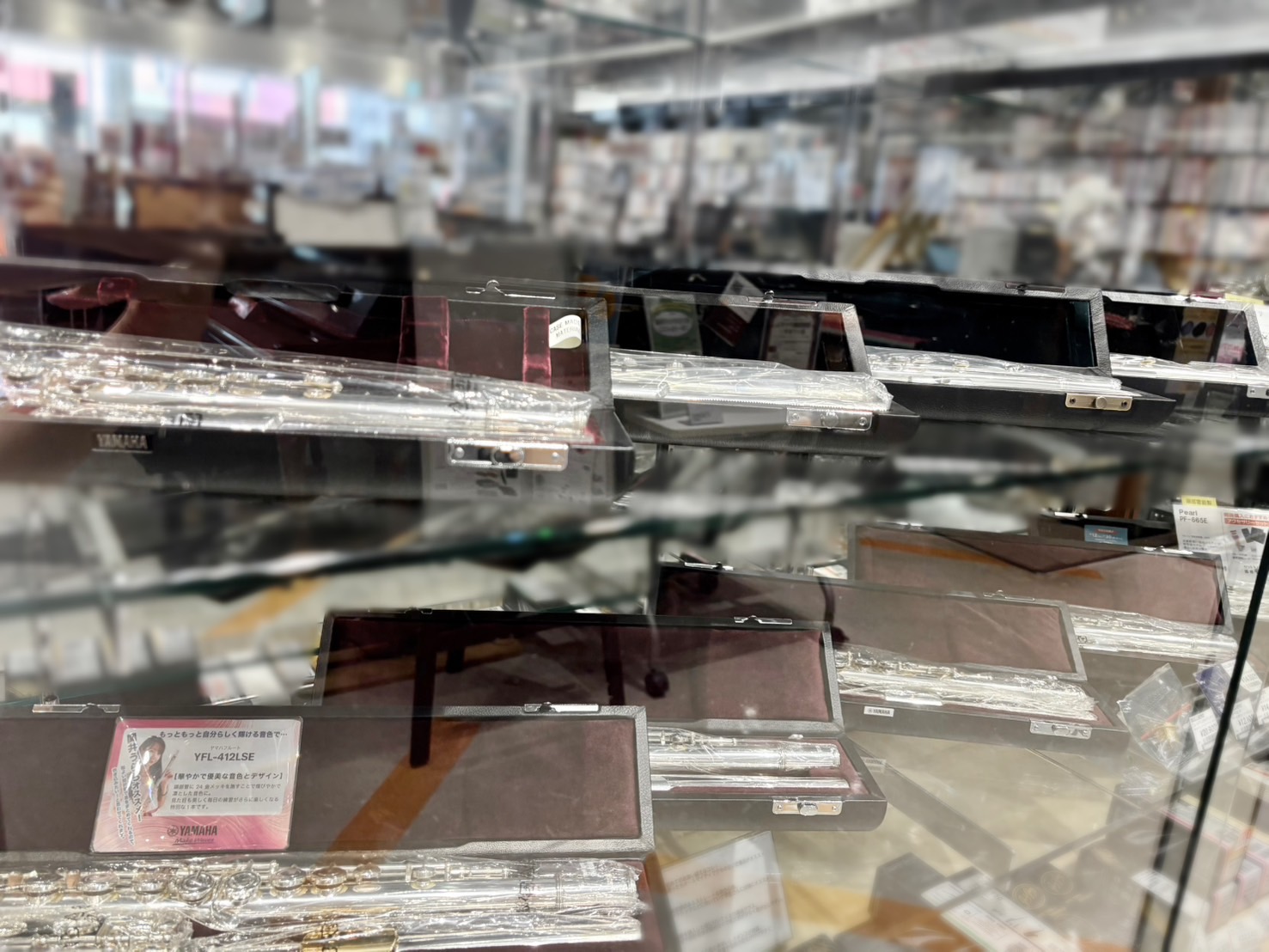 最近特に学生さんなどからお問合わせが多く、当店でもご購入いただく機会が多くなったのが「リングキイ」「オフセット」のフルートです。 現在フルートは各メーカー欠品が続いており、特に人気の管体銀製フルートなんかは中々入荷がなく、受注停止中の品番も少なくありません。 そんな中…なんと！当店に！管体銀製のリン […]