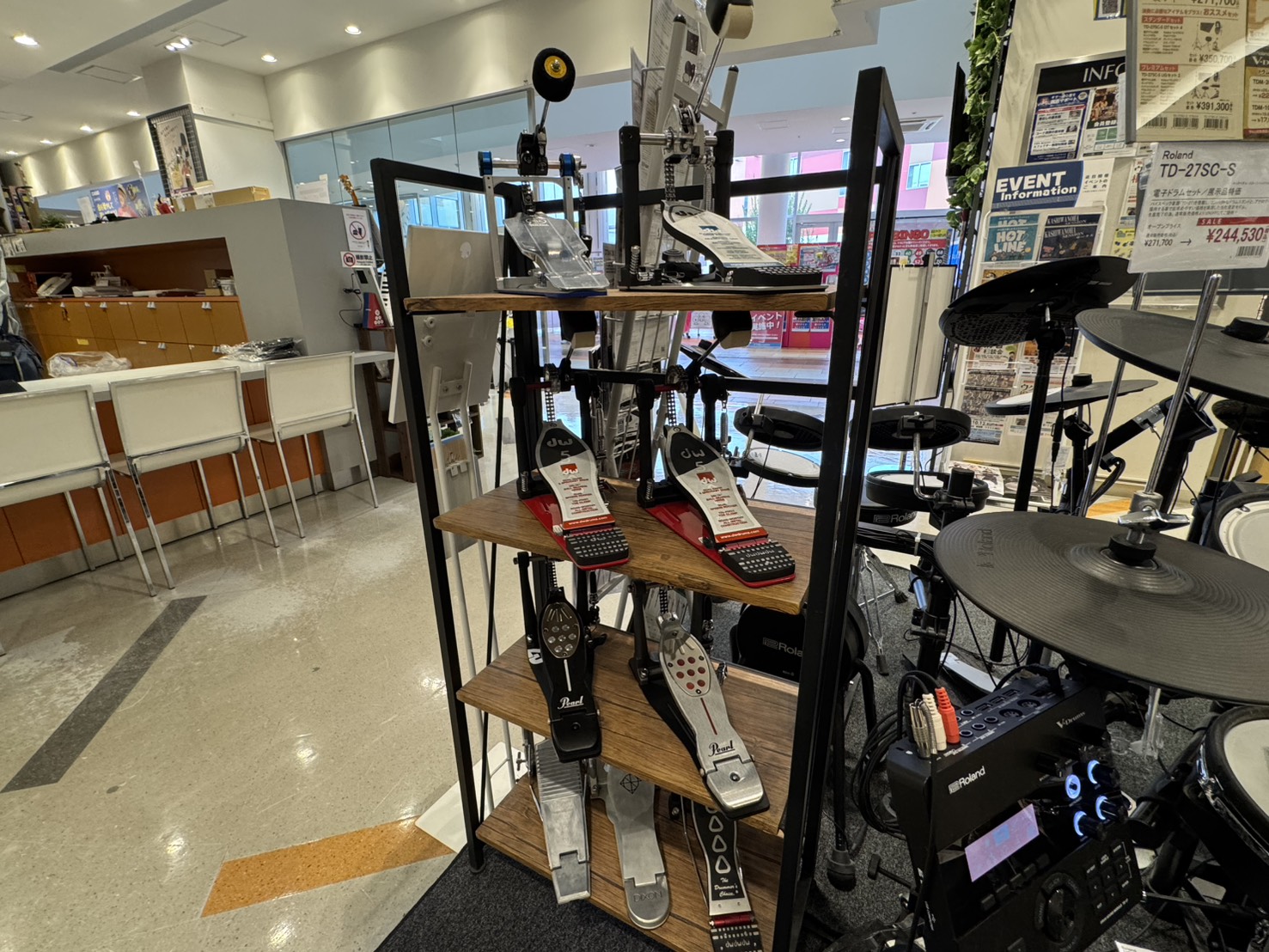 キックペダルは身体と楽器を繋ぐ重要な機材です！ただ種類も多く、ペダルによって踏み心地や音色も違うため迷ってしまうことも・・・島村楽器 ららぽーと柏の葉店では店頭のキックペダルを踏み比べながら選べます！自分にあったペダルを選びませんか？ CONTENTS店頭ラインナップ一覧ドラム担当が詳しくご案内しま […]
