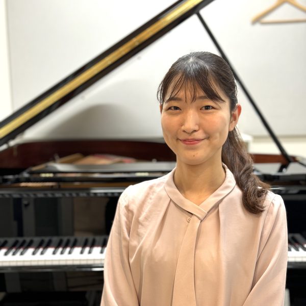 秋本　響子(あきもと　きょうこ)<br />
<br />
気軽に楽しみたい方から本格的にピアノを学びたい方まで、<br />
お一人お一人に合わせて優しく丁寧にレッスンします！<br />
クラシックやPOPsなど、お好きな曲を教えてください♪<br />
