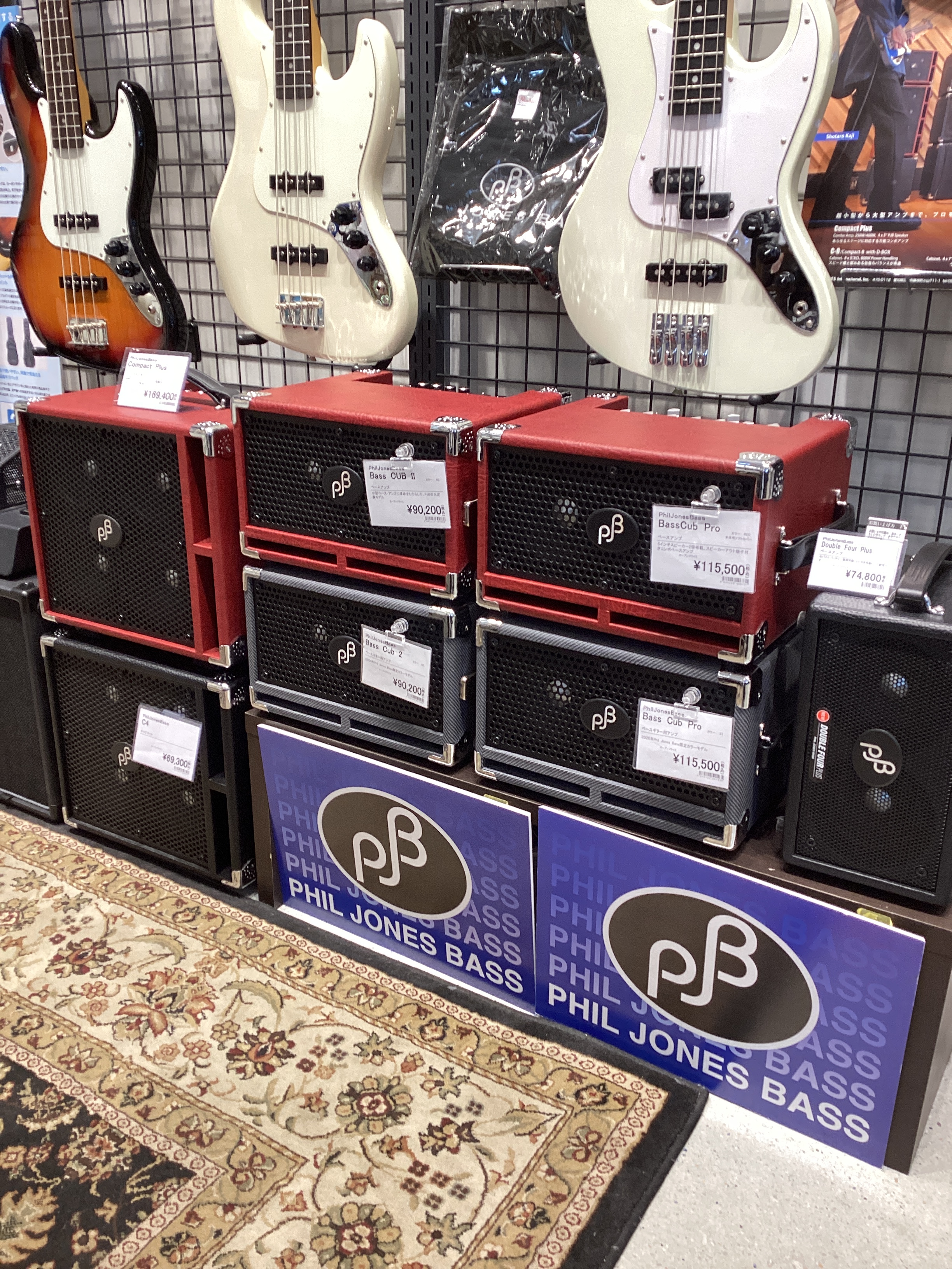 PHIL JONES BASS AMPとは どこへでも持ち運びが楽なサイズに、プロの使用に耐えるサウンドと機能、耐久性を持ったプロ仕様の小型アンプ。 独立 2 チャンネル入力、AUX サブ入力、リミッター、XLR イン＆アウトなどの現場に即した機能が満載、あらゆるシーンで使えるマルチなベース・アンプ [&hellip;]