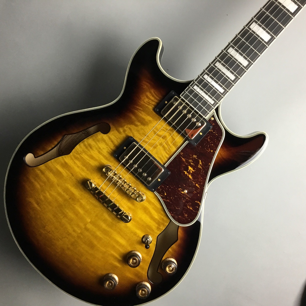 *島村楽器独占販売のセミアコギター！ついに入荷。 IBANEZのAM93QM-AYSが当店にも入荷しました！ [!!【日本未発売モデルを島村楽器にて独占販売！】!!] 店頭では実際にお試しいただけます。 ぜひお気軽にご来店ください！ **商品特徴 ・当社独占販売のセミアコギター ・箱モノとしてはIb […]