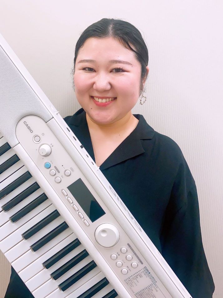 CONTENTSピアノより気軽！キーボードで楽しむ音楽！楽譜が読めなくても大丈夫・・・！？脳トレにもなるの・・・！？コース概要アクセスピアノより気軽！キーボードで楽しむ音楽！ 「ピアノやってみたいけど、できるのかな？」「何か楽器をはじめてみたいけど、どれも敷居が高そう、、、」「昔子どもが使っていたキ […]