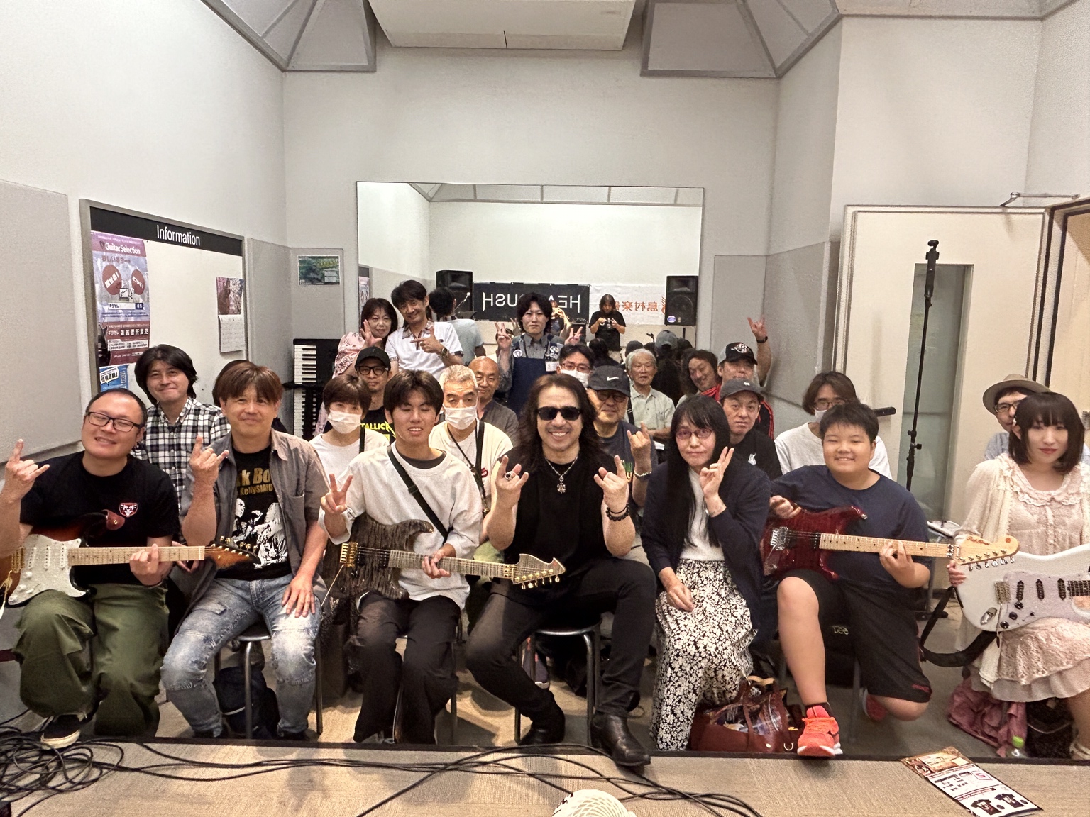 こんにちは。ギター担当の小菅です。2024年6月22日に『Kelly Simonz超絶ギター』を約1年ぶりに開催致しました！今年もたくさんの方に参加お申し込みを頂きました！ありがとうございます！（定員20名でしたが定員に達した後もお問い合わせをたくさんの方に頂いたので急遽、若干数の枠を増やしました。 […]