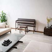 暮らしに寄り添う、天然木の温もり。カリモク家具×ローランドが贈る、一生ものの電子ピアノ