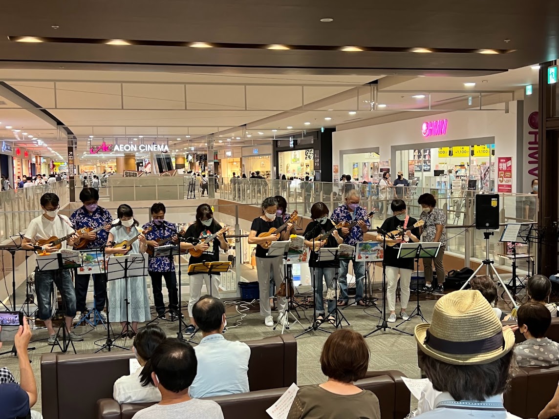 春日部ウクレレわくわくステージを開催いたします。春日部近郊のウクレレサークルの皆さまと、毎月開催しているウクレレマスター倶楽部の弾き語りチームとアンサンブルチームによるウクレレコンサートです。春のひと時、ウクレレの爽やかな音色をお楽しみください!