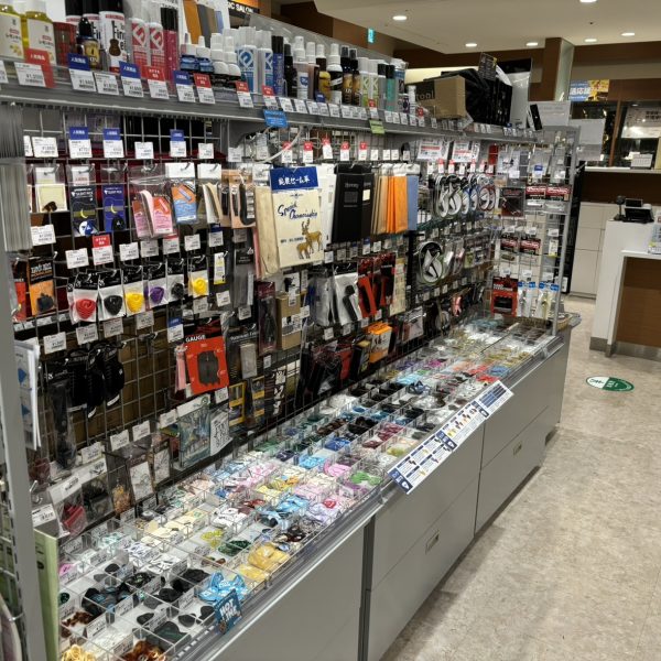 ピックや楽器メンテナンスなども豊富に揃っております