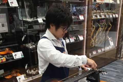 スタッフ写真 音楽教室、エレキギター、ウクレレ、エフェクター、PA、DTM、弦、ギターアクセサリー 佐宗