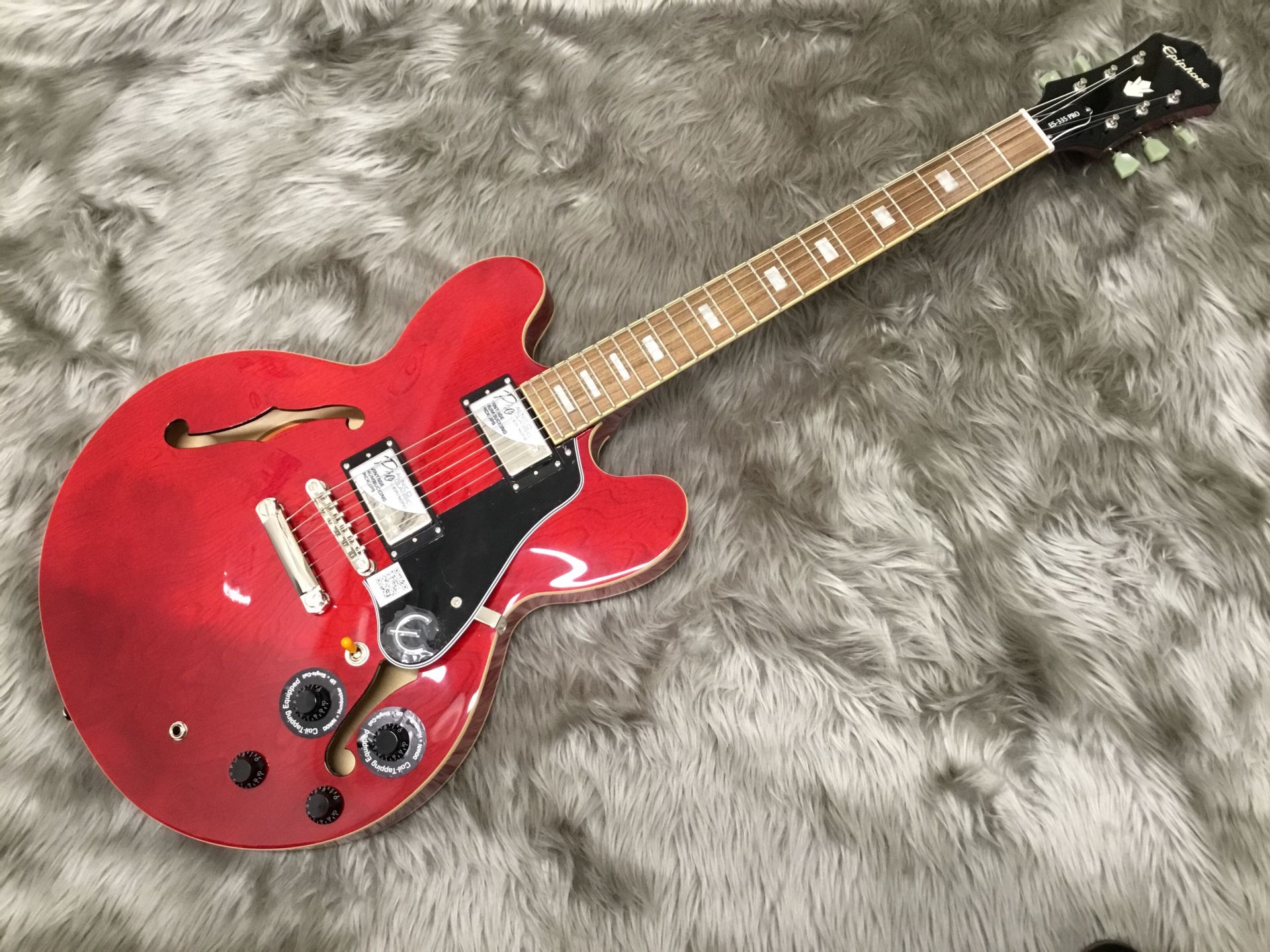 ギブソンから1958年にデビューし、セミアコギターの代表モデルとして多くのギタリストに愛され続けるモデル「ES-335」がエピフォンから限定生産モデルとして登場！ そして現代プレイヤー向にコイルタップ機能を追加し、ローノイズで力強いハムバッカーサウンドはもちろん、シングルコイルの歯切れの良いサウンド […]