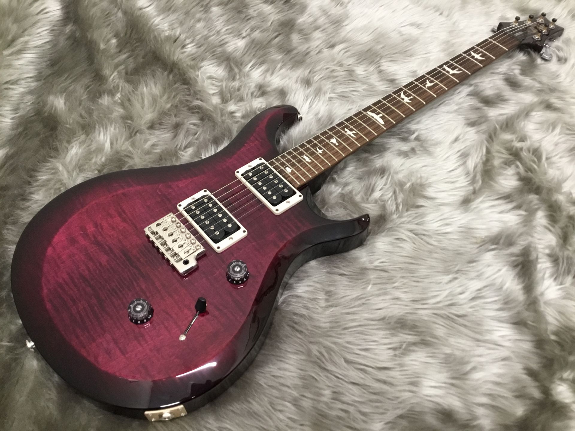 *ギター入荷情報！Paul Reed Smith(ポールリードスミス)　S2 CU24 85 オリジナルPRSギターであるCustom 24を新たな発想で再構築したのがS2 Custom 24です。メイプル・トップ、マホガニー・バックの組み合わせはそのままに、PRS伝統のボディ・シェイプに新デザイン […]