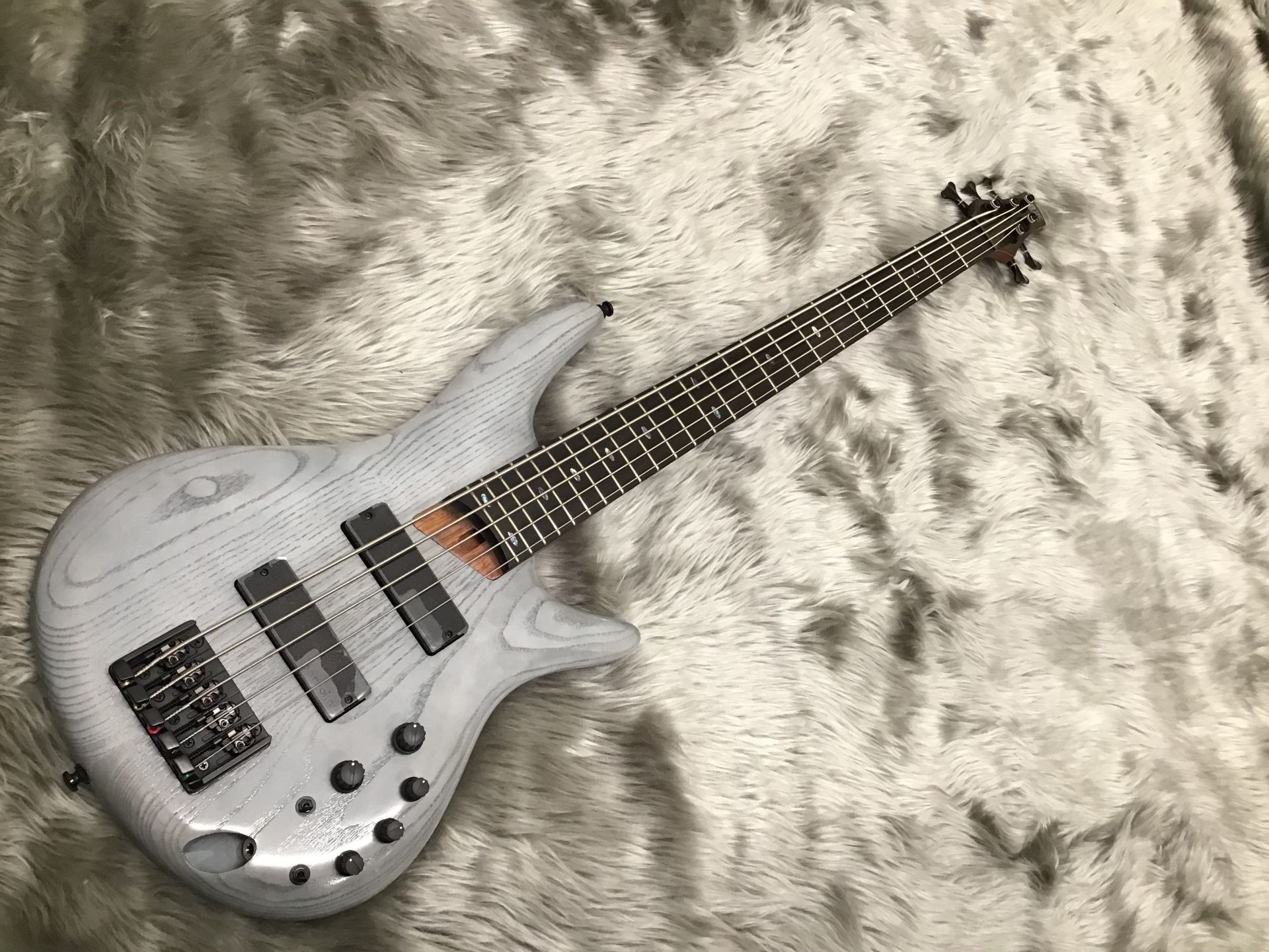 *ギター入荷情報！SSR645 - Ibanez （アイバニーズ） -IbanezのSRシリーズから、最新のトレンドに対応するNew島村楽器コラボレーションモデル”SSR640"＆"SSR645"登場。 -ボディマテリアルはアッシュボディ、ネックはジャトバ＆ウォルナットネックで指板はマカッサルエボニ […]