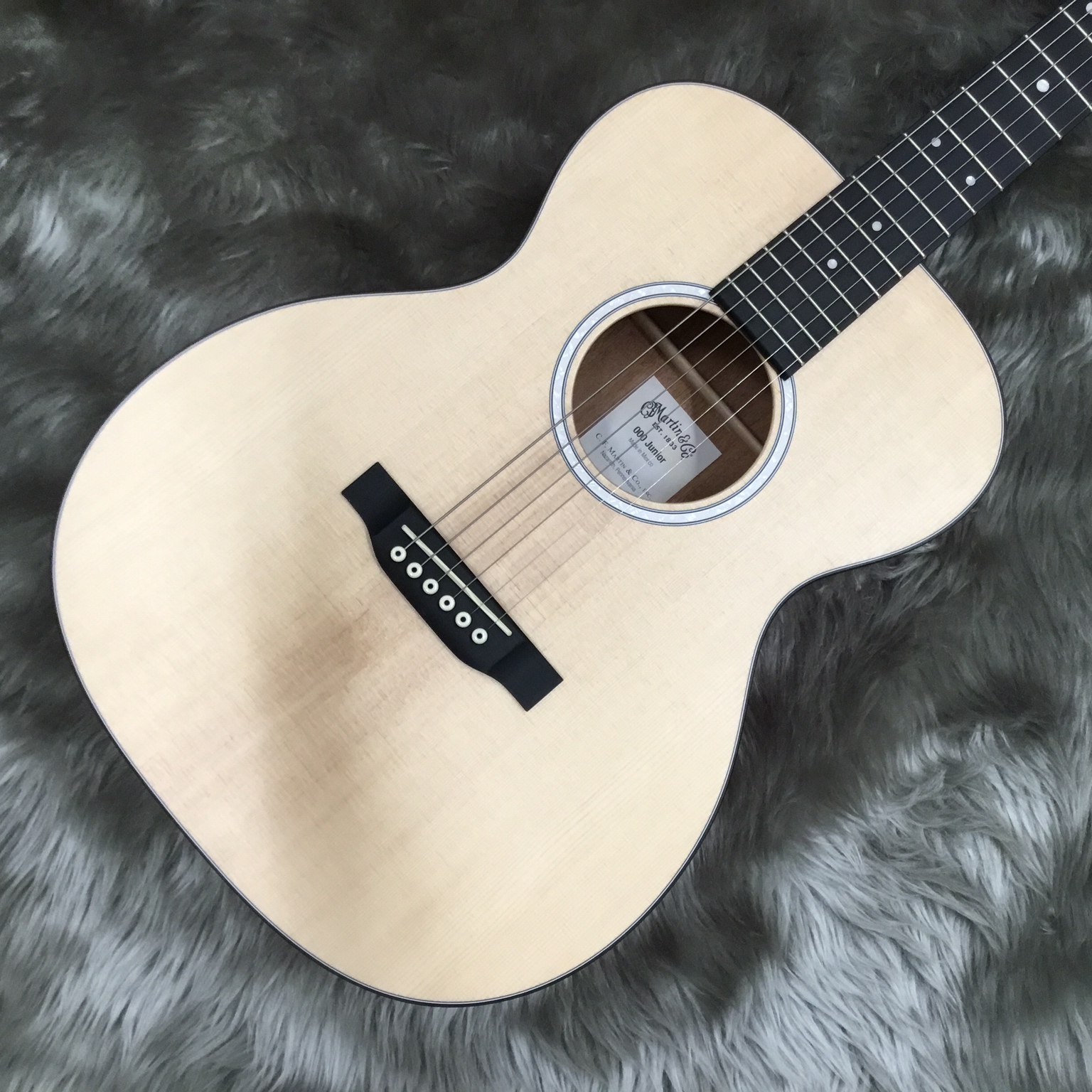 *Martin（マーチン）000JR-10 |*ブランド|*型名|*通常販売価格(税込)| |Martin|000JR-10|[!￥84,000!]| 初めての方でも抱えやすい000サイズ！]]小ぶりながらも音は伸びやかで、低音は暖かみがあり高音はきらびやかです。]]初めての方でも、ちょっと持ち運び […]