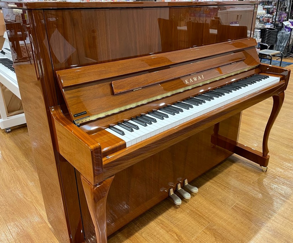 みなさん、こんにちは♪川口前川店ピアノアドバイザーの中山です！アップライトピアノ入荷のお知らせです！ KAWAI　K-300SFが入荷いたしました！家具のように色・デザインを楽しみながら、しっかり演奏できる、KAWAI✕島村楽器 コラボレーション・アップライトピアノ K-300SF。カワイのスタンダ […]