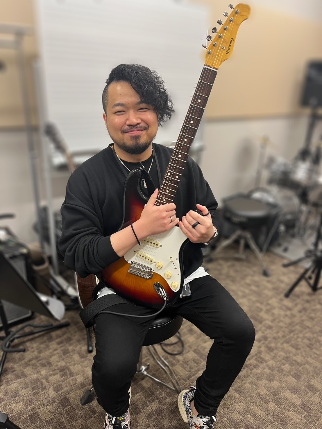この度、土曜日にギター教室が新規開講することとなりました🎸これから楽器を始めたいとお考えの方や、バンド経験のある方も、一緒にレッスンをはじめてみませんか？体験レッスンも随時受け付けておりますので、まずはお気軽に当店までお問い合わせ下さい♪ CONTENTS担当講師コース概要積先生へインタビュー！お問 […]