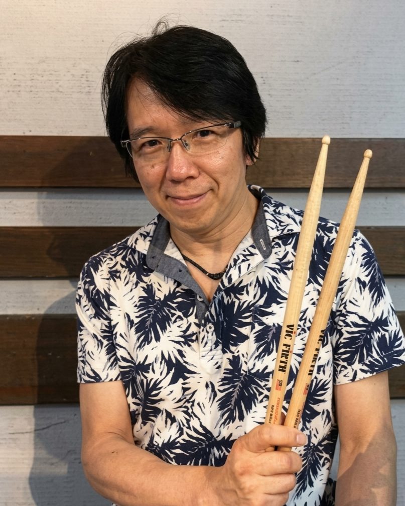 CONTENTSプロフィールお問い合わせプロフィール 小学生の時に見た猪俣猛のドラムに憧れてドラマーを志す。12歳よりRCCドラム・スクールにて猪俣猛、田中康弘氏に師事。十代の後半よりプロしとての活動をスタートし、シブがき隊を始めとする様々なアイドルのステージ・サポートやレコーディングに参加。20代 [&hellip;]