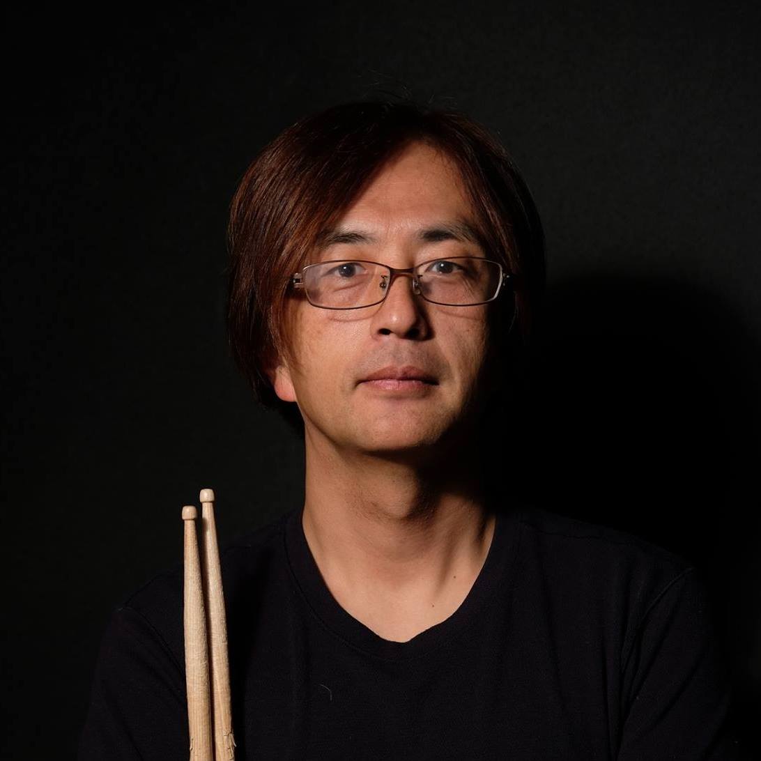 CONTENTSお問い合わせ講師プロフィール 大学卒業後、L.Aの音楽学校を卒業。 帰国後、講師を勤めながら本田美奈子などタレントのサポートや、氣志團と共演するなど精力的に活動中。 中川先生にインタビュー！ 楽器は全くの初めてで楽譜が読めないのですが… レッスンに沿って必要な知識をお伝えしていきます [&hellip;]