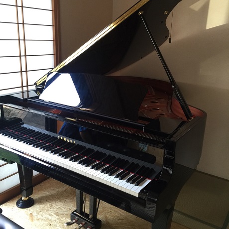 【ピアノ御納品9】ヤマハC3SG　－お庭から1階の和室ー